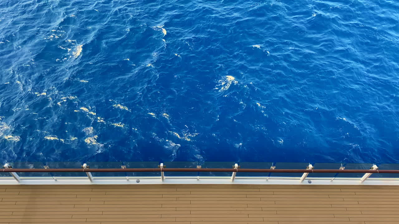 항해 유람선의 꼭대기 갑판에서 내려다 보면서 푸른 바다의 전망