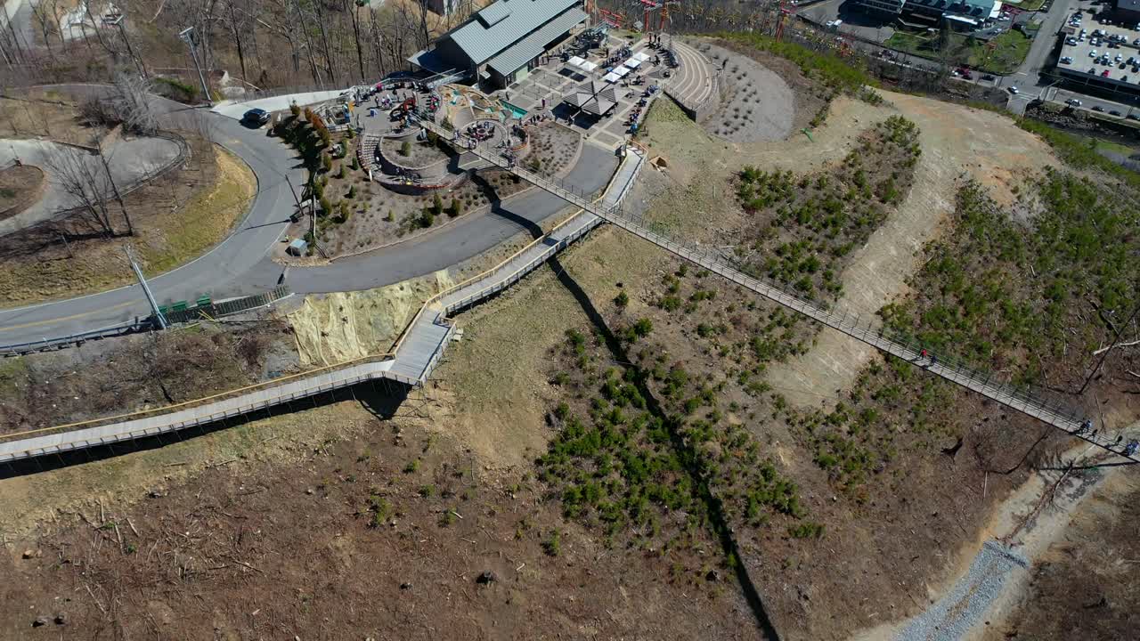 skybridge en gatlinburg, tennessee, en un día de mucho sol.