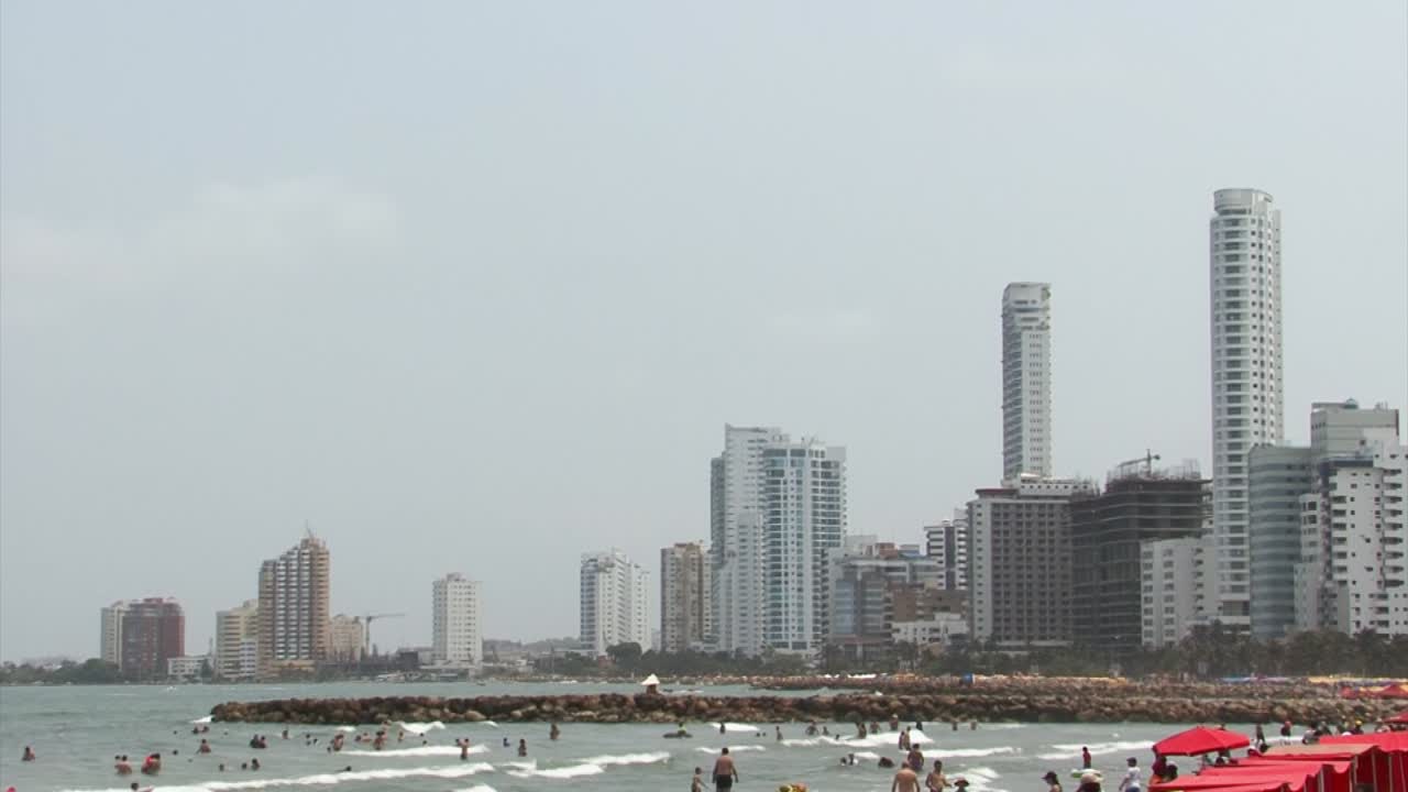 famosa playa de bocagrande en cartagena, colombia