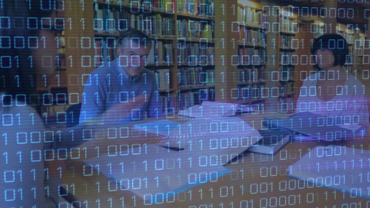 animación de iconos de seguridad y procesamiento de datos sobre las manos con personas de negocios que usan auriculares