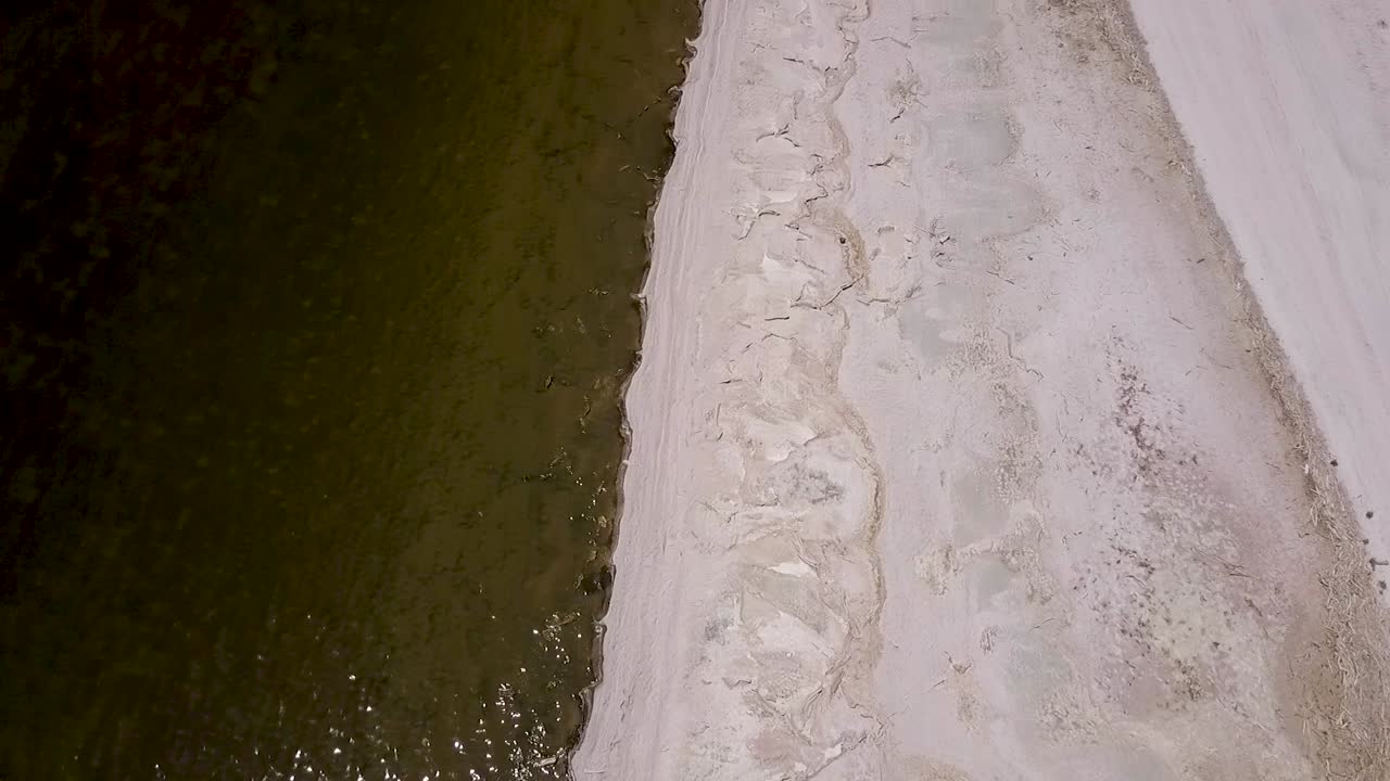 drone volando sobre el desierto junto al mar, océano, lago - mar de salton, california