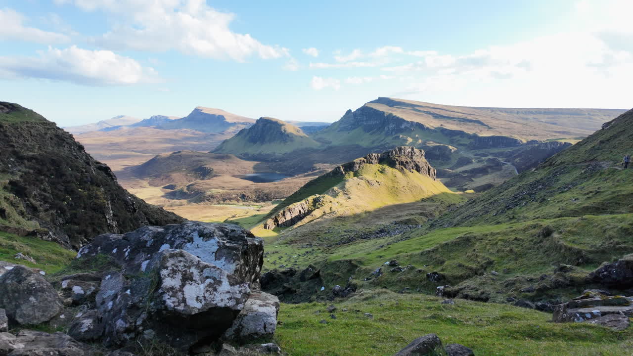 스카이 섬 (isle of skye) 의 라잉 (quirring) 의 경치가 멋지며, 산꼭대기와 녹색 언덕이 펼쳐져 있습니다.