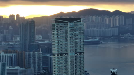 toma de paralaje de drones del edificio k11 de gran altura al amanecer con la terminal de cruceros kai tak en segundo plano