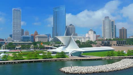 milwaukee shoreline and skyline featuring the calatrava designed art museum