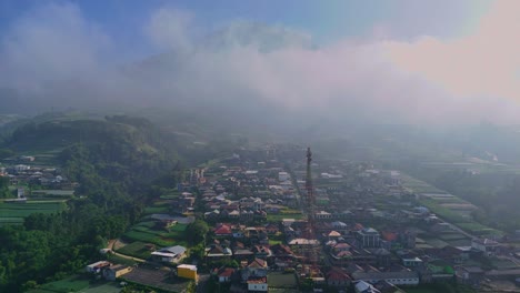 Un-Pueblo-En-La-Niebla-En-Las-Laderas-Del-Monte-Sumbing-En-Java-Central