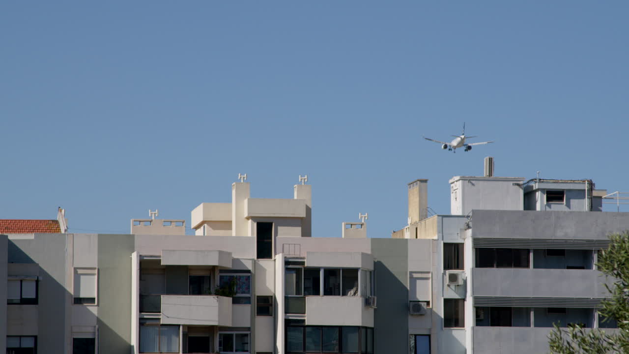 paisaje urbano con avión en vuelo