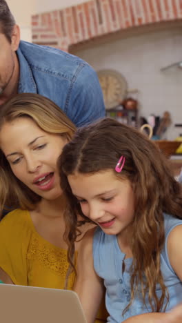 família de várias gerações usando laptop