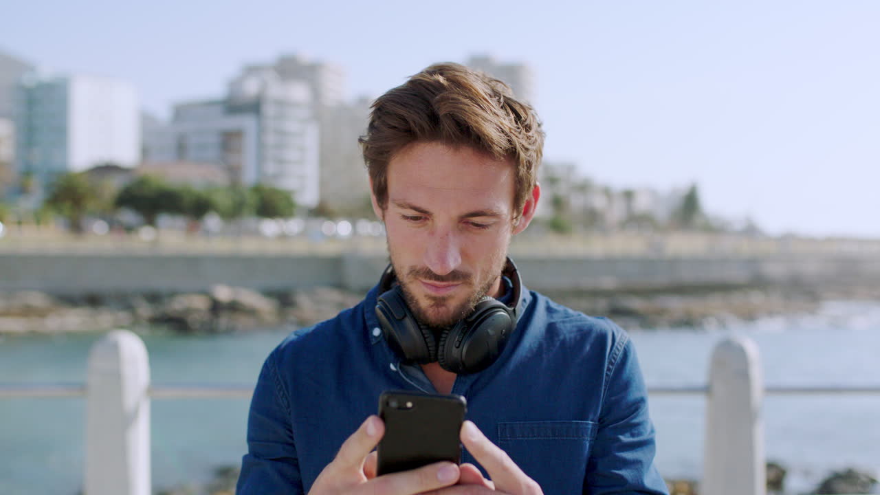 휴식, 남자와 휴대전화 해변에서 소셜 미디어