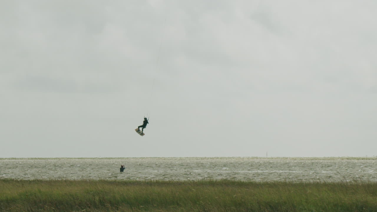 카이트 서퍼가 카이트와 함께 트릭을 하는 광범위한  ⁇