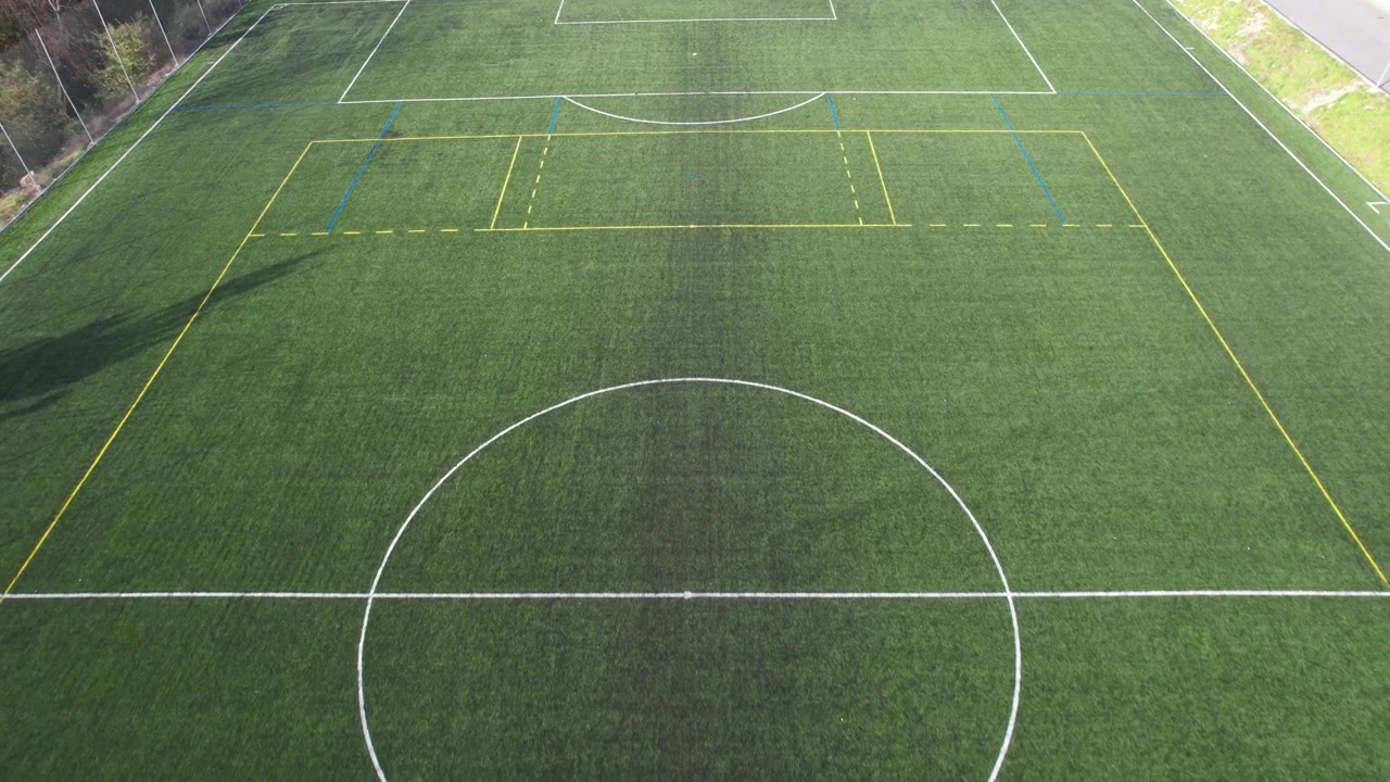 Vista Aérea de Campo de Futebol Verde Vazio.