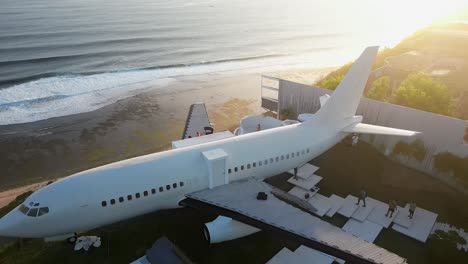 Jet-Airliner-Jetzt-High-End-Villa-Geparkt-Auf-Bali-Ocean-Cliff-Bei-Sonnenuntergang