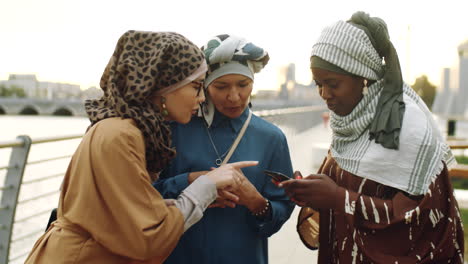 Mujeres-Musulmanas-Que-Usan-Teléfonos-Inteligentes-A-Pie