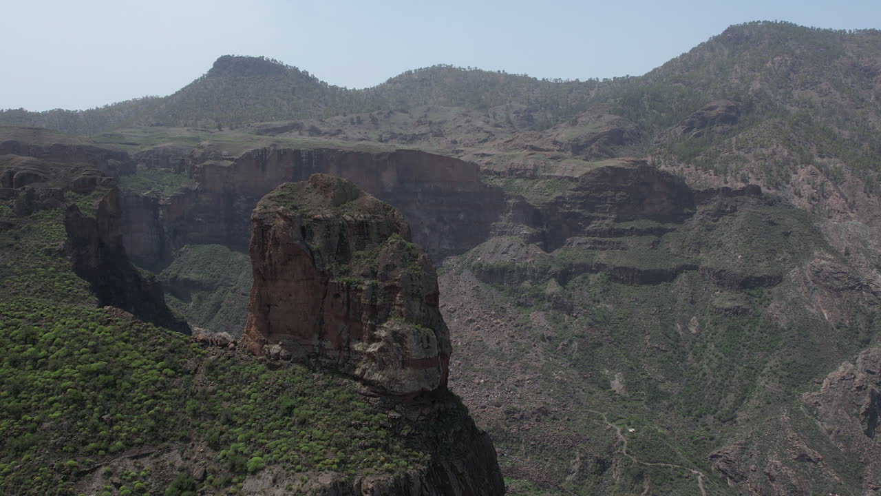 toma aerea en orbita sobre roque palmes, divisando las montañas que lo rodean