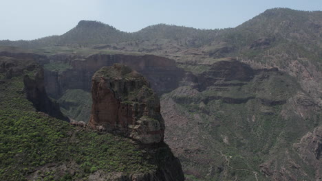 Toma-Aerea-En-Orbita-Sobre-Roque-Palmes,-Divisando-Las-Montañas-Que-Lo-Rodean