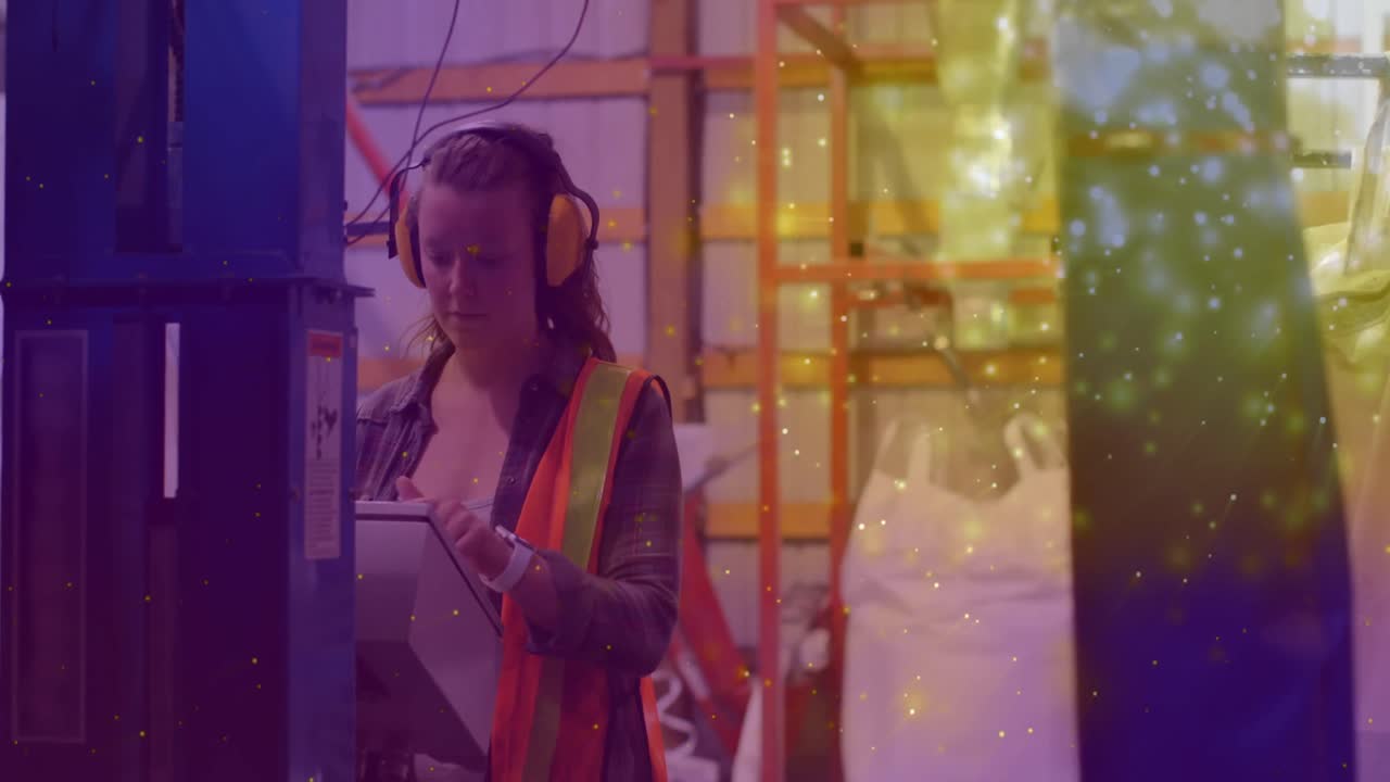 animación de luces brillantes sobre mujer caucásica trabajando en una fábrica