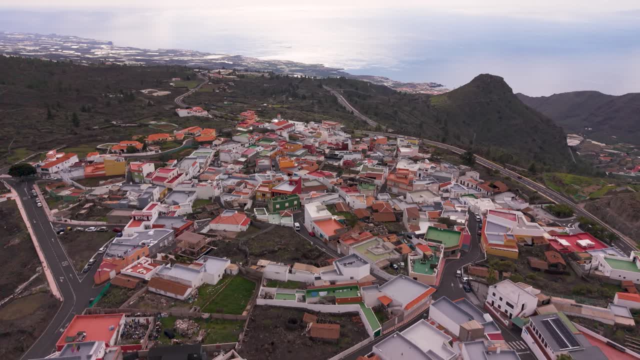 Vista aerea del villaggio di Argualaya, Tenerife, con paesaggio vulcanico