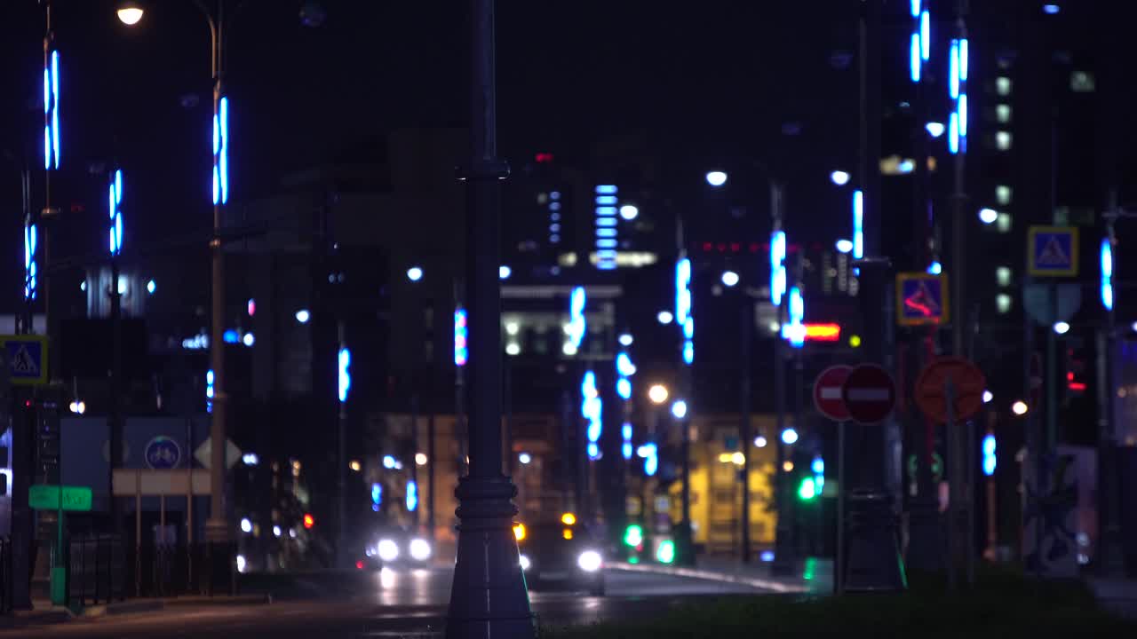 파란 불빛으로 된 밤의 도시 거리 장면