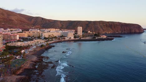 Toma-Aérea-Del-Fundador-De-La-Ciudad-Costera-De-Los-Cristianos-En-Tenerife,-Adelante