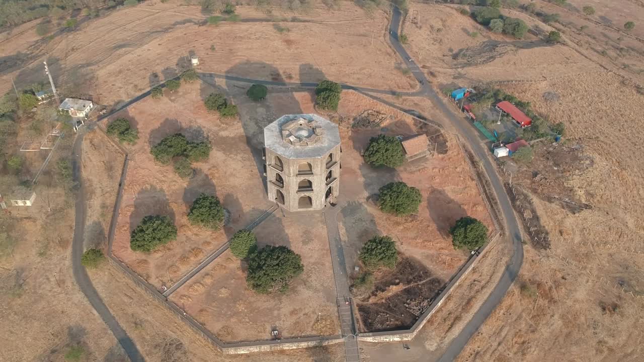 mahel de chandbiwi, palacio chand bibi en ahmednagar, india - estructura de piedra octal - historia india | guerrero | chand bibi | cultura islámica, arquitectura y arte del sultanato de decán | aéreo