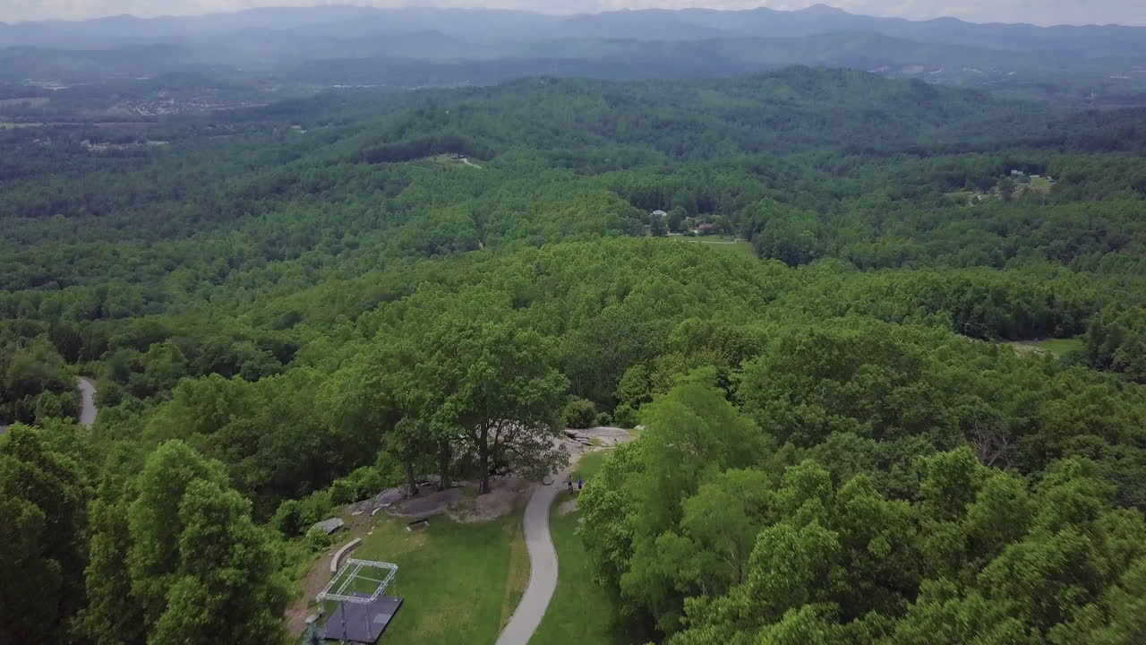hendersonville 근처의 jump off rock에서 노스 캐롤라이나 숲의 공중 공개