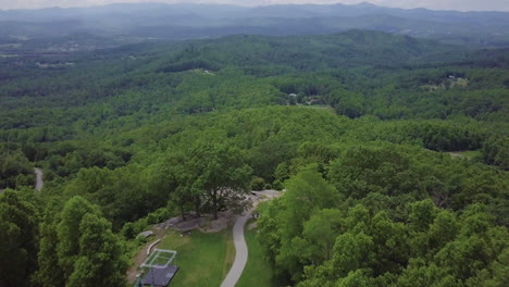 revelación aérea de los bosques de carolina del norte desde jump off rock, cerca de hendersonville