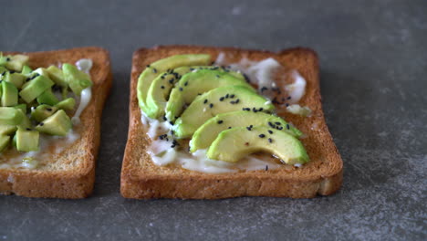 Tostadas-De-Pan-Integral-Con-Aguacate---Estilo-De-Comida-Saludable