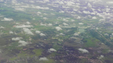 nubes de bajo nivel que se forman durante la temporada del monzón sobre el campo camboyano