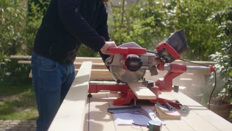 la madera se aserra a medida y se coloca a un lado