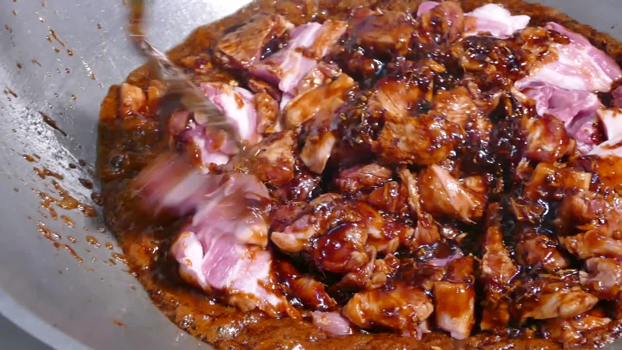 달콤한 그레이비 수프에 삶은 달걀 만들기, 카이 파 로, 태국 요리, 계피 수프에 삶은 달걀, 클로즈업-2