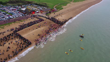 Luftaufnahme-über-Gosport,-Schwimmen-Am-Neujahrstag,-Großbritannien,-4k