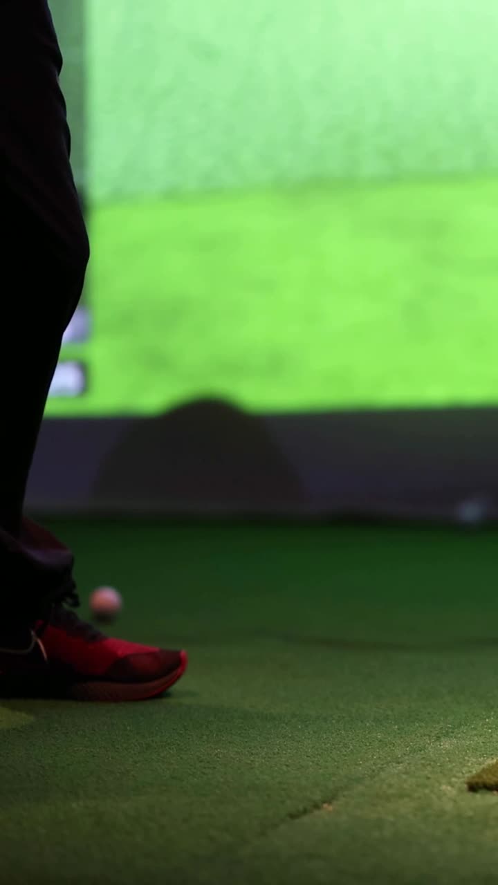 Persona che pratica golf in un simulatore