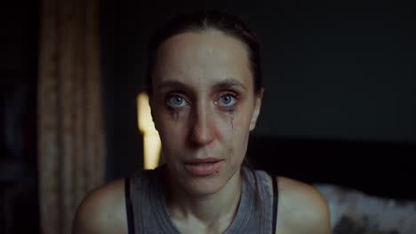 Una mujer llorando.
