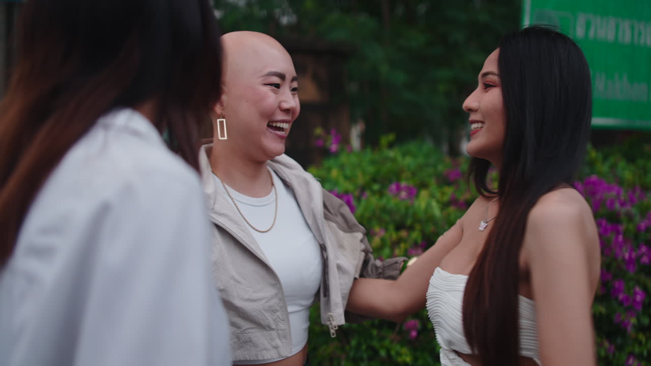 서로 포옹하는 친구들