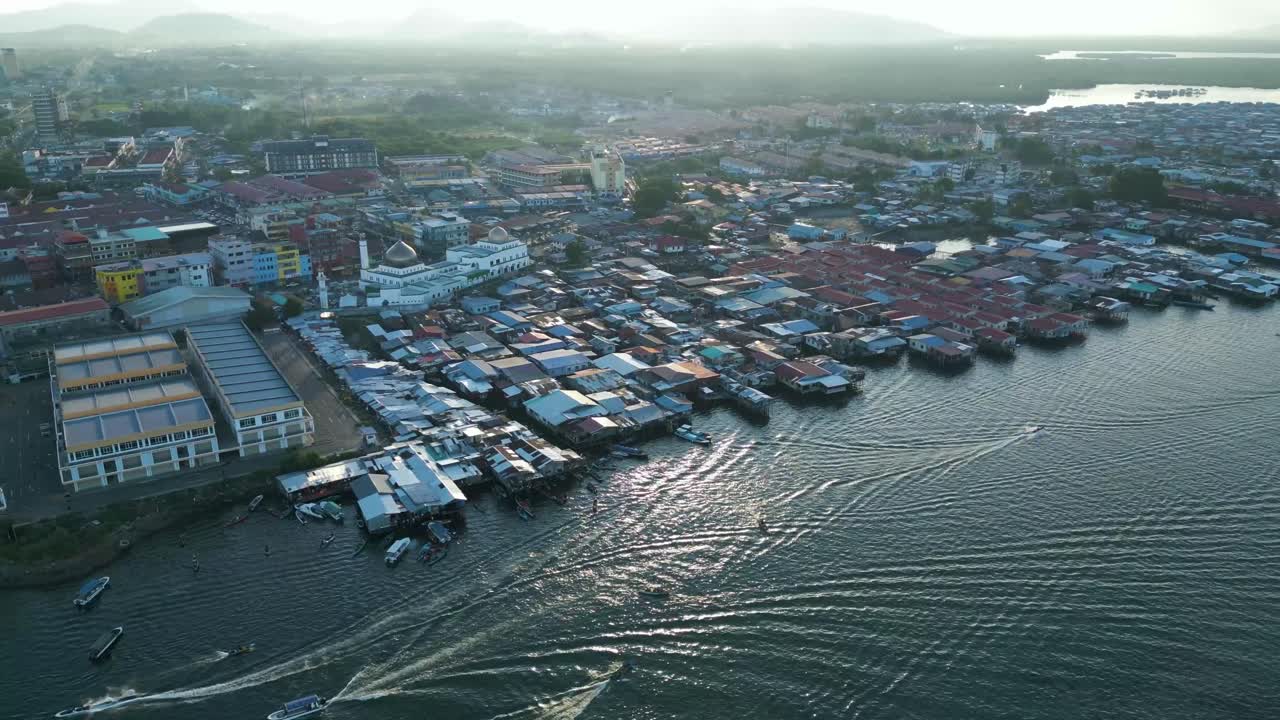 말레이시아 사바 하 의 일몰 에 있는  ⁇ 포르나 시 의 공중 사진