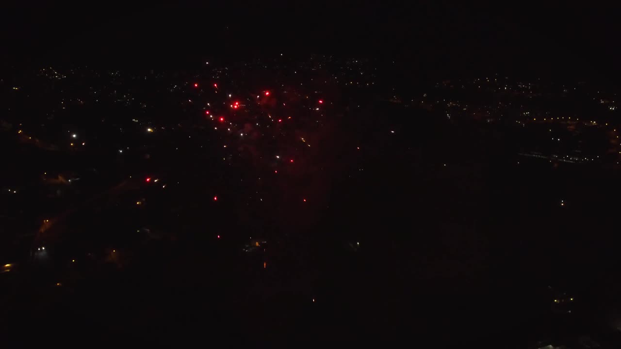 어두운 밤에 화려한 불꽃놀이 드론 보기