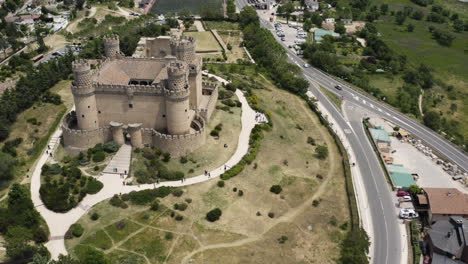 Hohe-Vogelperspektive-Auf-Das-Neue-Schloss-Von-Manzanares-In-Der-Gemeinde-Madrid,-Spanien