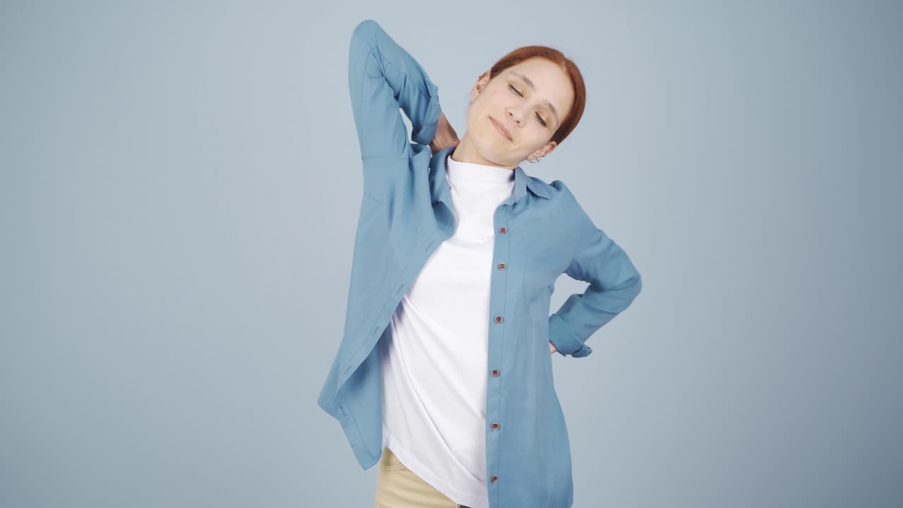 허리 통증이 있는 아픈 여자.