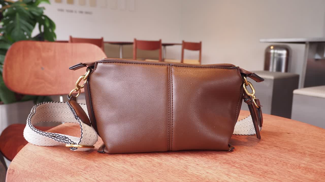 bolso de hombro de cuero marrón