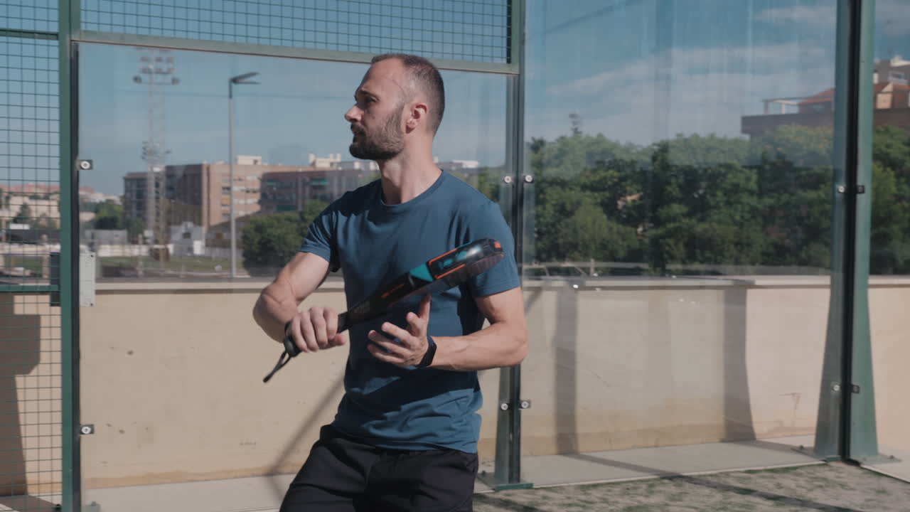 el jugador de tenis de pádel sirve la pelota y hace un tiro de mano de conducción