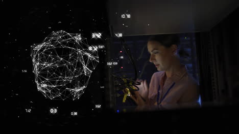 animación del globo de conexiones sobre la mujer caucásica ingeniera de ti con tableta por servidor de computadora