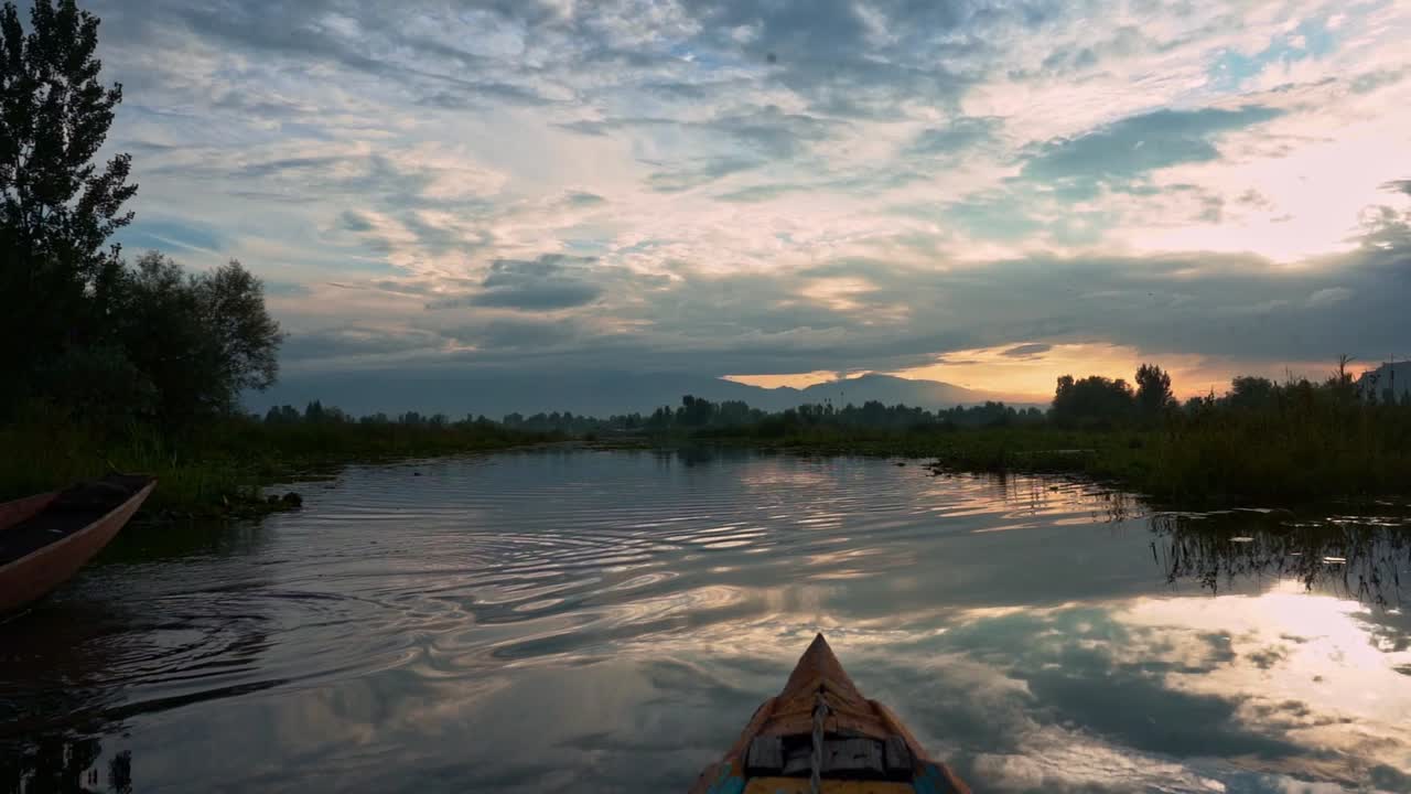 tranquilidad del lago tranquilo con barcos de pesca durante la puesta de sol