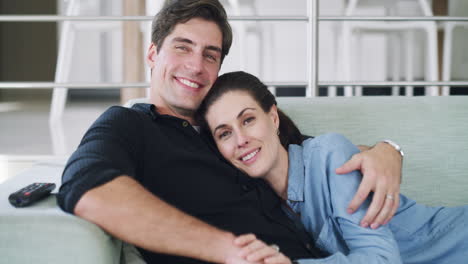 una pareja relajándose en un sofá.