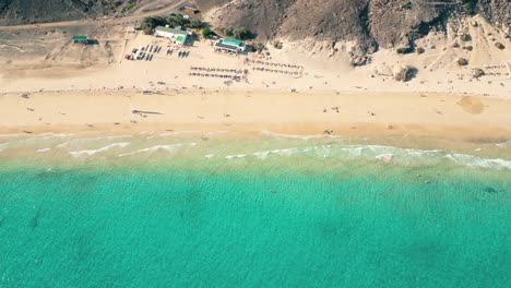 Paisaje-Marino-De-Verano-Hermosas-Olas,-Agua-De-Mar-Azul-En-Un-Día-Soleado