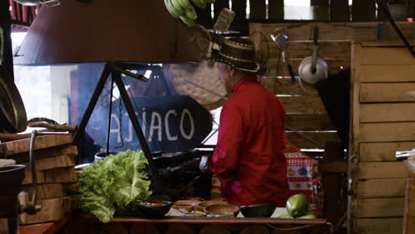 Cocinero-Entrando-A-La-Cocina