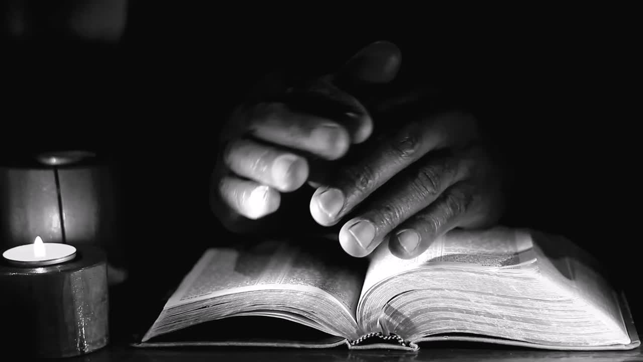 Modlící se k Bohu s Biblí, věrné uctívání s lidmi, archivní záběry, stock video