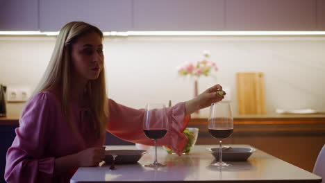la mujer criminal vierte producto venenoso en el vino del amante.