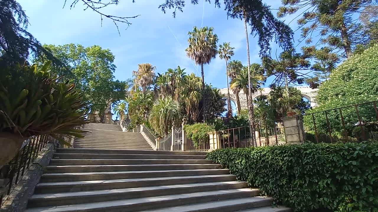 Le lunghe scalinate in pietra dell'Orto Botanico dell'Università di Coimbra, Portogallo, immerse nel verde degli alberi