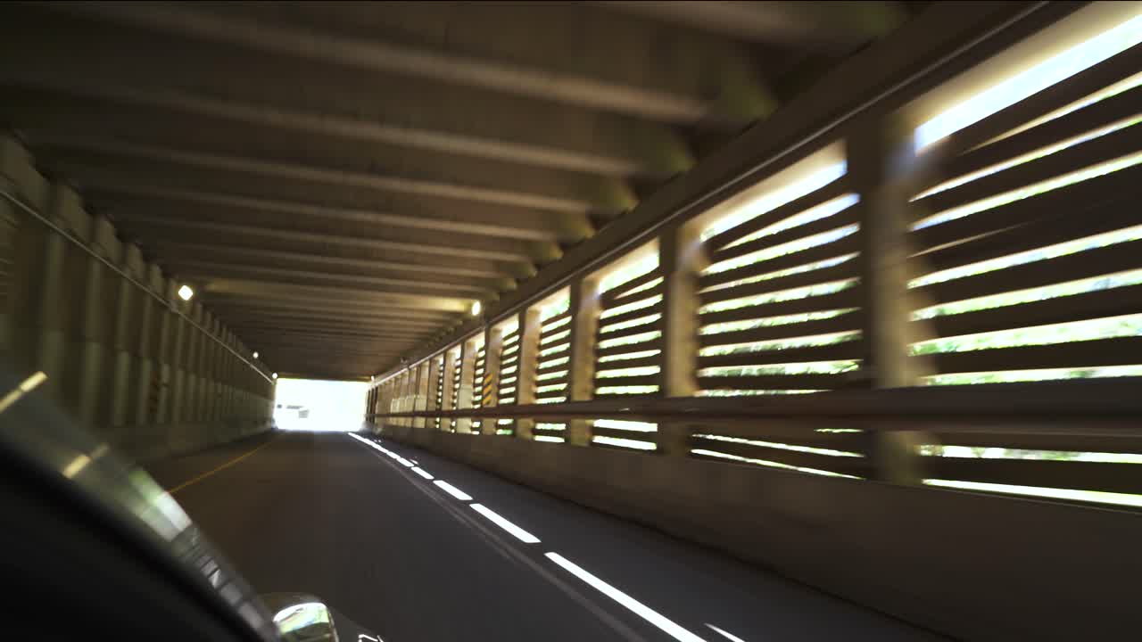 산의 터널을 통해 일광으로 운전