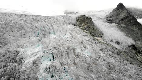 Vista-Aérea-De-Las-Grietas-Del-Glaciar-Moiry-Cerca-De-Grimenz-En-Valais,-Suiza