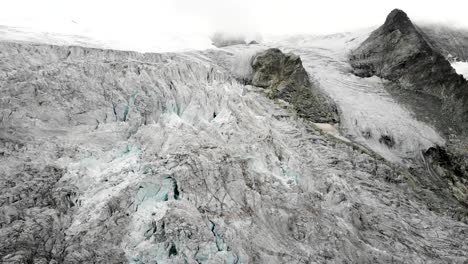 vista aérea de las grietas del glaciar moiry cerca de grimenz en valais, suiza